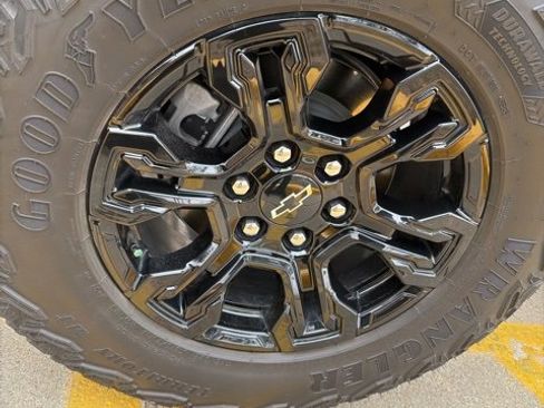 Used 2024 Chevrolet Silverado 1500 ZR2 w/ Technology Package image 9