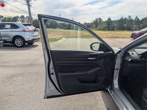 Used 2024 Nissan Altima 2.5 SV image 11