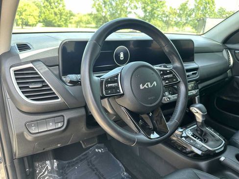 Used 2024 Kia Seltos EX FWD image 16