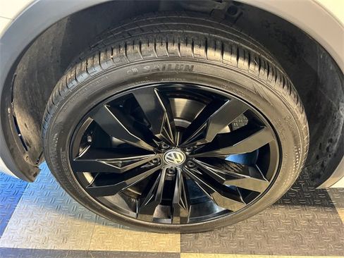 Certified 2020 Volkswagen Tiguan SE image 8