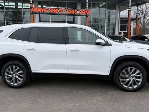 Used 2025 Buick Enclave Preferred image 2