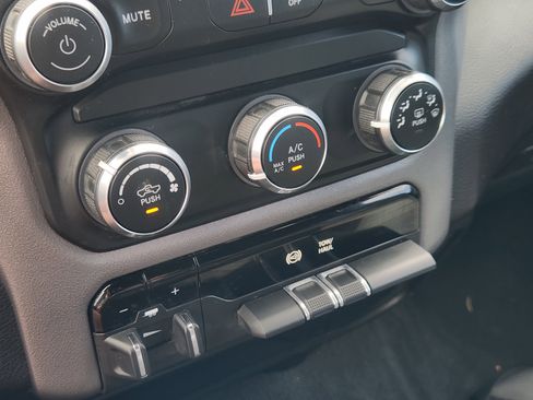 Used 2024 RAM 2500 Big Horn AWD/4WD image 20