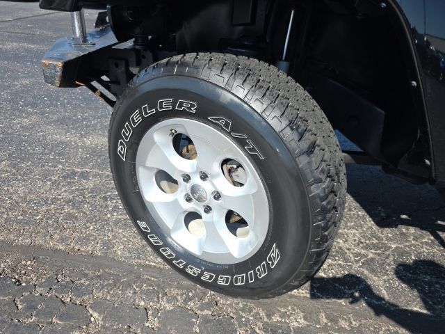 Used 2016 Jeep Wrangler Unlimited Sahara w/ Dual Top Group AWD/4WD image 40