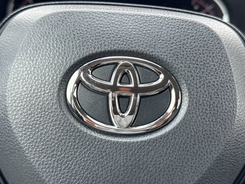 Used 2025 Toyota RAV4 XLE AWD/4WD image 28