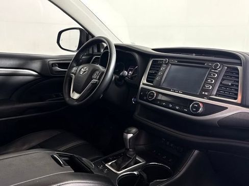 Used 2017 Toyota Highlander SE AWD/4WD image 18