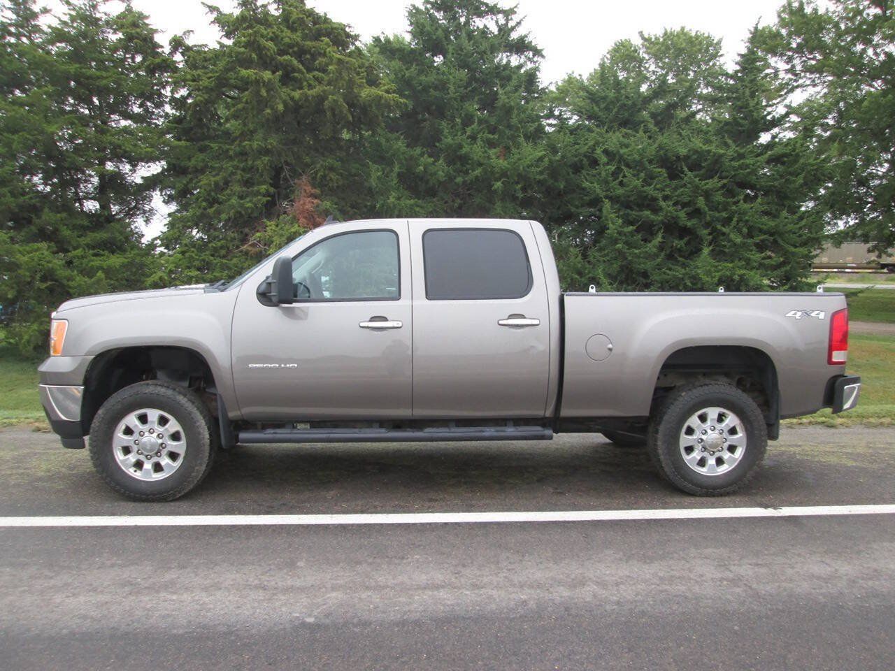 Used 2012 GMC Sierra 2500 SLE w/ SLE Preferred Package AWD/4WD image 2