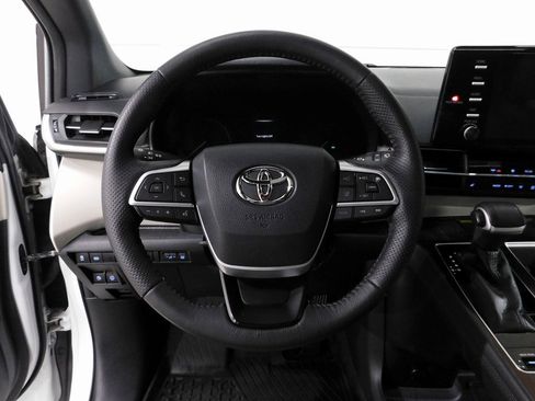 Used 2021 Toyota Sienna XLE image 41