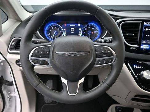 Used 2024 Chrysler Pacifica Touring-L FWD image 28