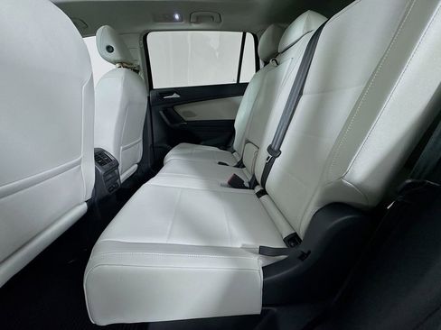 Used 2018 Volkswagen Tiguan SE w/ Panoramic Sunroof Package image 31