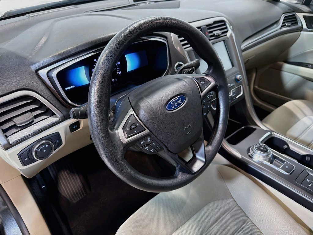 Used 2020 Ford Fusion SE FWD image 11