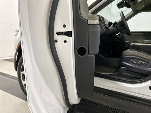 Used 2022 Rivian R1T Adventure image 30