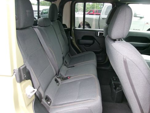 Certified 2025 Jeep Gladiator Sport AWD/4WD image 10