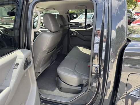 Used 2015 Nissan Frontier SL AWD/4WD image 6