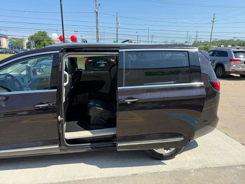 Used 2017 Chrysler Pacifica Touring-L Plus FWD image 19