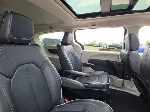 Used 2022 Chrysler Pacifica Limited FWD image 15