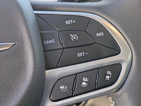 Used 2024 Chrysler Pacifica Touring-L image 14