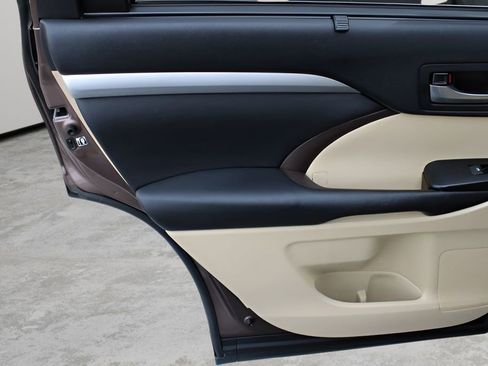 Used 2019 Toyota Highlander XLE image 21