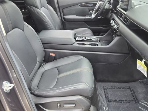Certified 2025 Honda Pilot Touring image 18