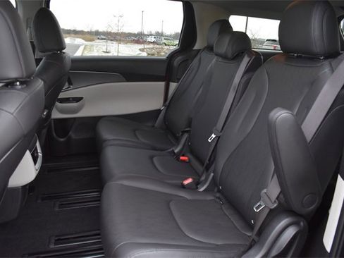 Used 2024 Kia Carnival LX image 17