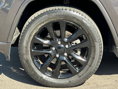 Used 2018 Jeep Grand Cherokee Altitude RWD image 27