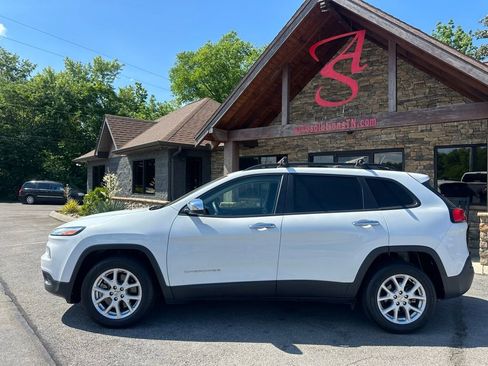 Used 2016 Jeep Cherokee Sport FWD image 2