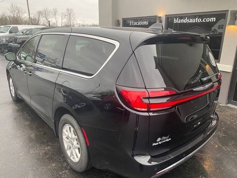 Used 2024 Chrysler Pacifica Touring-L FWD image 3