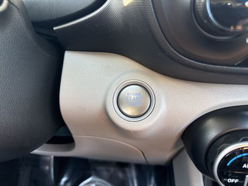 Used 2024 Hyundai Venue SEL image 20