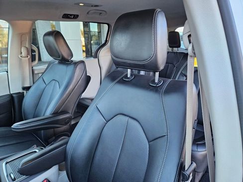 Used 2024 Chrysler Pacifica Touring-L image 15
