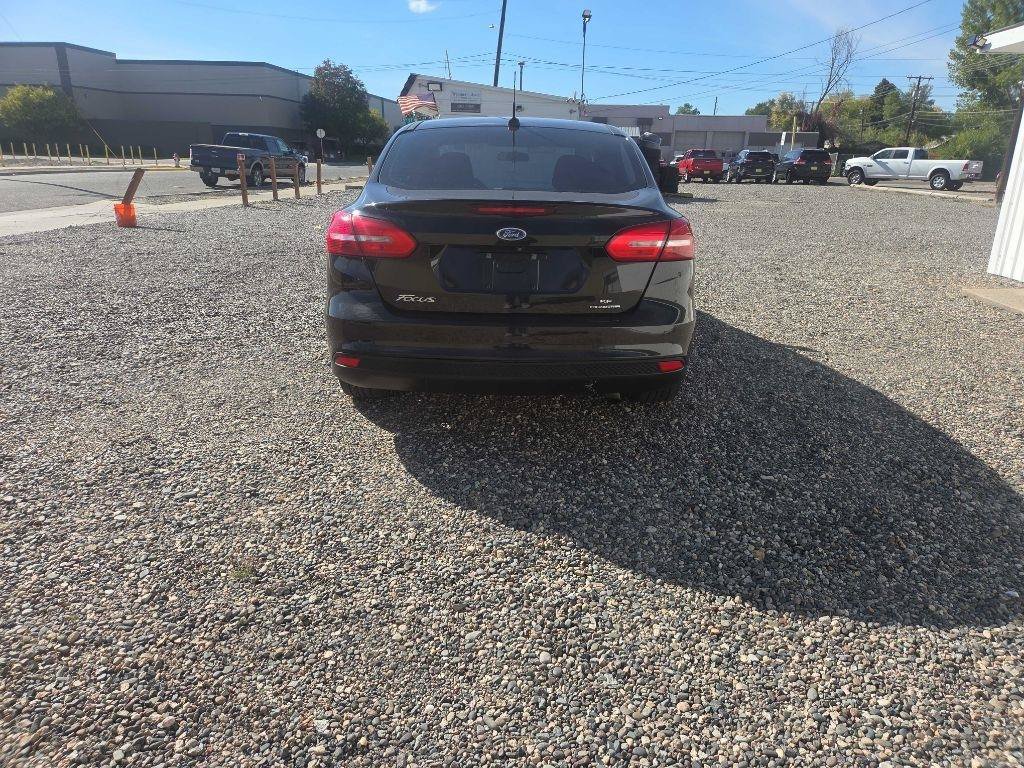 Used 2015 Ford Focus SE FWD image 2