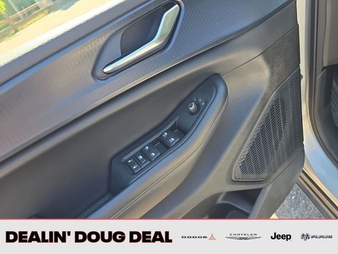 Used 2023 Jeep Grand Cherokee Laredo image 13