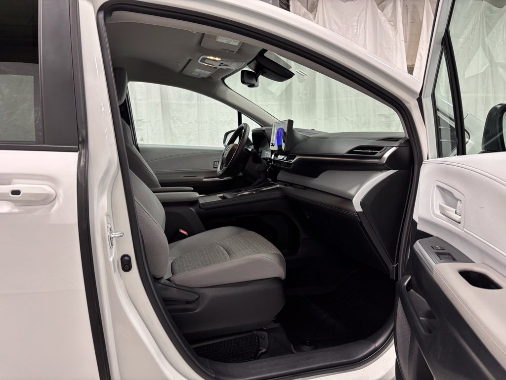 Used 2026 Toyota Sienna LE FWD image 62
