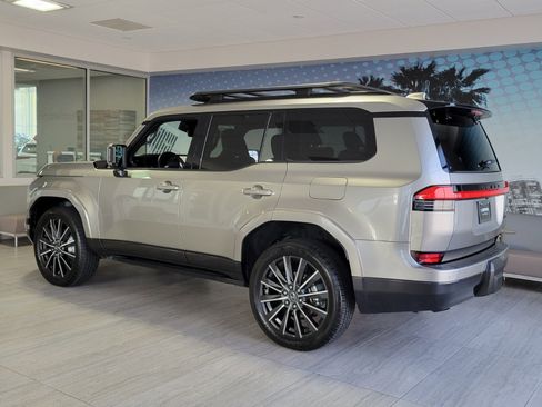 Used 2024 Lexus GX 550 w/ Accessory Package (31) image 3