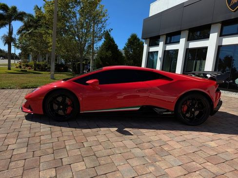 Used 2020 Lamborghini Huracan EVO image 2
