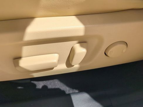 Used 2015 Toyota Highlander Limited w/ Driver Technology Package FWD image 23