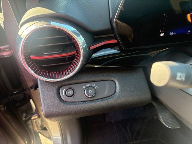 Used 2025 Chevrolet Trax RS w/ Sunroof Package FWD image 14