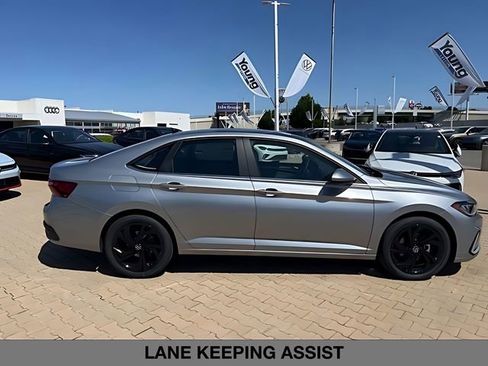 Used 2025 Volkswagen Jetta SE w/ Sunroof Package image 4