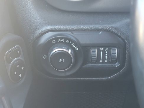 Used 2019 Jeep Wrangler Sport image 32