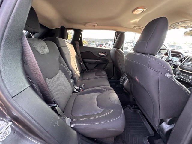 Used 2016 Jeep Cherokee Latitude w/ Cold Weather Group AWD/4WD image 31