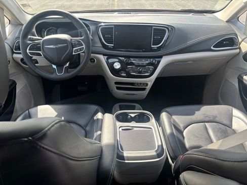 Used 2023 Chrysler Pacifica Touring-L FWD image 25