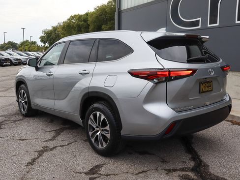 Used 2024 Toyota Highlander XLE image 6