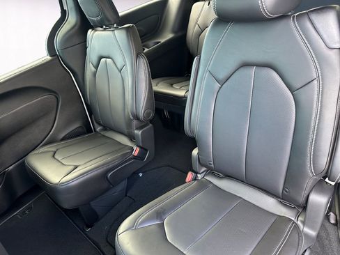 New 2026 Chrysler Pacifica Select image 13
