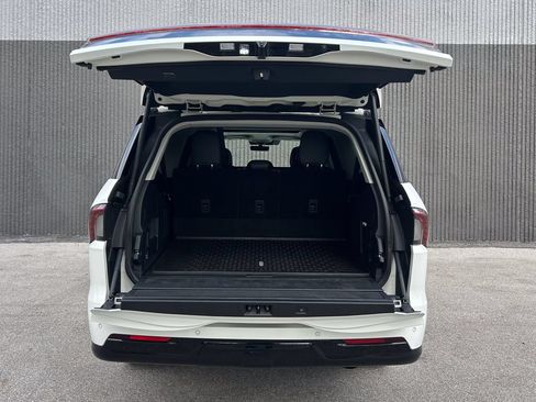 Certified 2025 Lincoln Navigator L Reserve AWD/4WD image 17