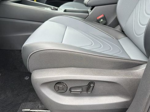 New 2026 Volkswagen Tiguan SE FWD image 17