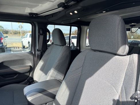Used 2025 Jeep Wrangler Sahara image 20