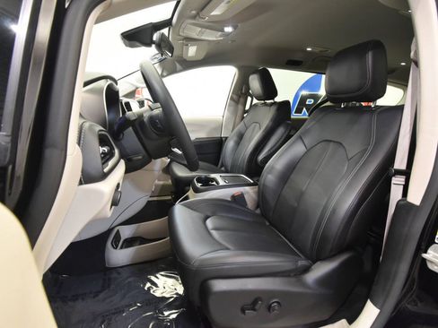 Used 2024 Chrysler Pacifica Limited FWD image 14