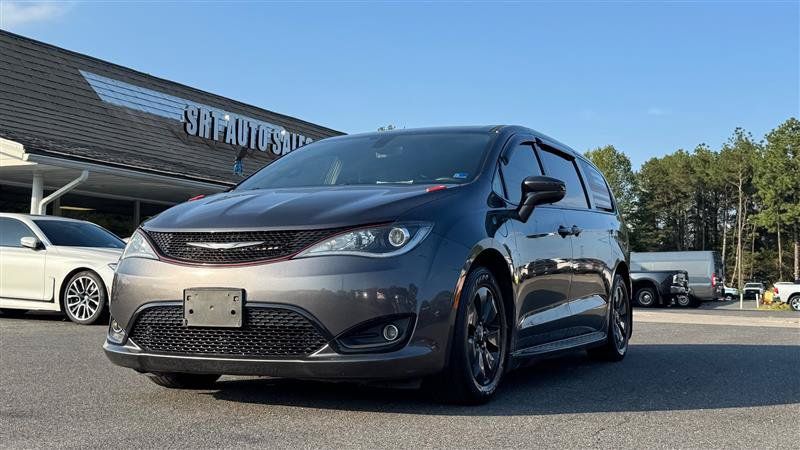 Used 2020 Chrysler Pacifica Touring w/ S Appearance Package FWD image 2