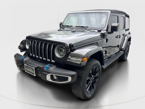 Used 2022 Jeep Wrangler Unlimited Sahara w/ Cold Weather Group AWD/4WD image 2