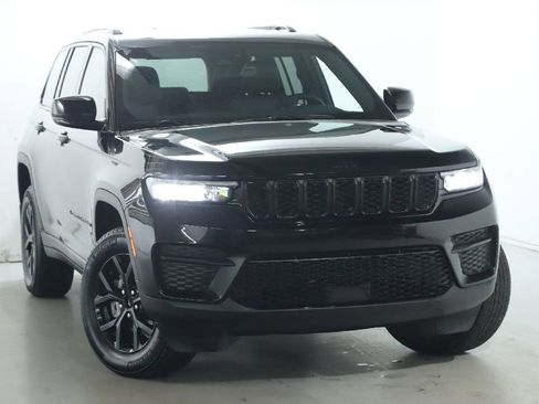 Used 2025 Jeep Grand Cherokee Altitude AWD/4WD image 2