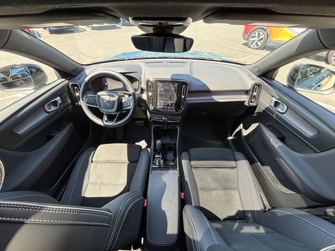 Used 2025 Volvo XC40 B5 Plus AWD/4WD image 2