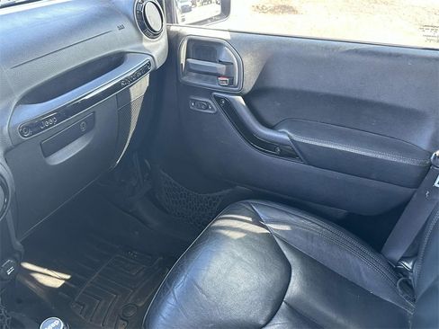 Used 2015 Jeep Wrangler Unlimited Sahara image 32